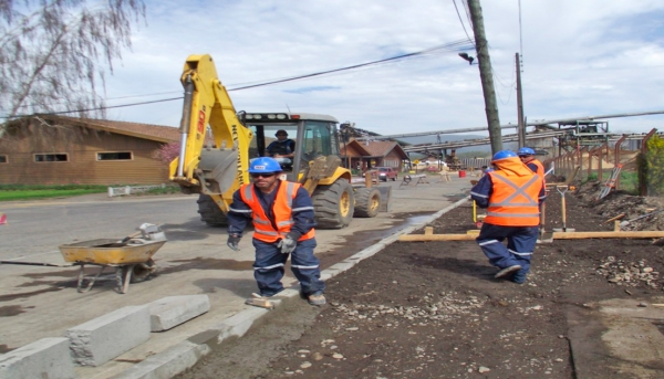Portería y pasillo techado de acceso